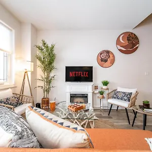 Holiday home Bali Style - King Bed - Fireplace - Jacuzzi - Fast Wi-fi - Free Netflix & Garage Parking, Edmonton